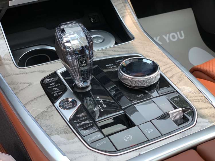 Trước sức ép từ GLS 2020, BMW X7 nhập chính hãng giảm giá 350 triệu đồng