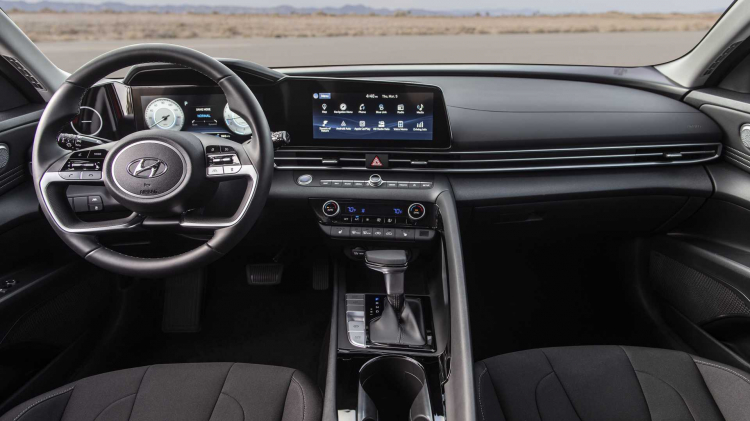 Những công nghệ hiện đại trên Hyundai Elantra 2021 khiến đối thủ phải bám đuổi