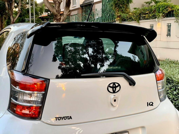 Hàng độc Toyota iQ 10 năm tuổi bán lại với giá gần 700 triệu: Xe cho mợ đi chợ