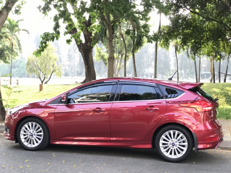 Nhờ đánh giá Ford Focus Sport hatchback 2016