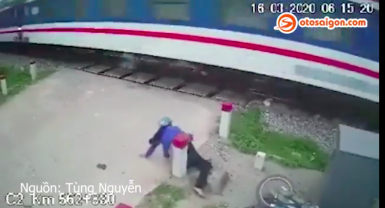 Video: Người phụ nữ gặp nạn thương tâm khi cố vượt gác chắn tàu hỏa