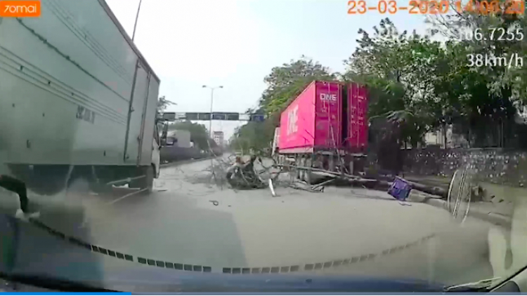 Video: Cây khô bất thần đổ xuống đường, suýt đè chết 2 người đi xe máy