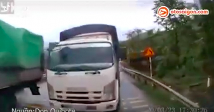 Video: Tài xế xe tải vượt ẩu tông thẳng vào đầu xe đi chiều ngược lại