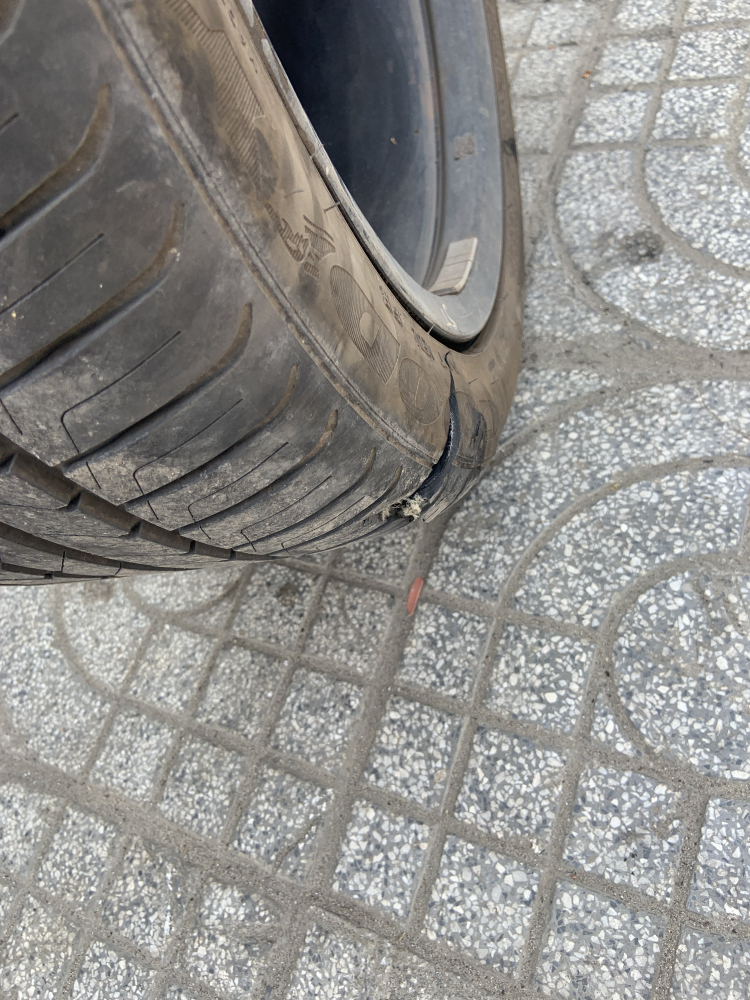 [Cảnh Báo] Nguyên nhân xe đột nhiên nổ lốp?