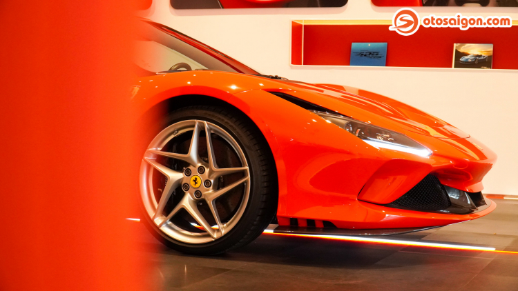 Cận cảnh Ferrari F8 Tributo tại Việt Nam: siêu xe mơ ước của người đam mê tốc độ