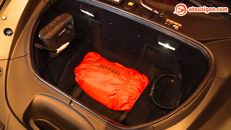 Cận cảnh Ferrari F8 Tributo tại Việt Nam: siêu xe mơ ước của người đam mê tốc độ Cận cảnh Ferrari F8 Tributo tại Việt Nam: siêu xe mơ ước của người đam mê tốc độ