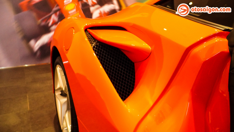 Cận cảnh Ferrari F8 Tributo tại Việt Nam: siêu xe mơ ước của người đam mê tốc độ Cận cảnh Ferrari F8 Tributo tại Việt Nam: siêu xe mơ ước của người đam mê tốc độ
