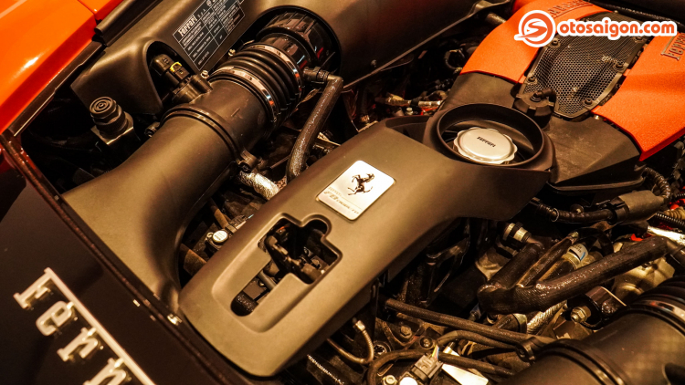 Cận cảnh Ferrari F8 Tributo tại Việt Nam: siêu xe mơ ước của người đam mê tốc độ Cận cảnh Ferrari F8 Tributo tại Việt Nam: siêu xe mơ ước của người đam mê tốc độ