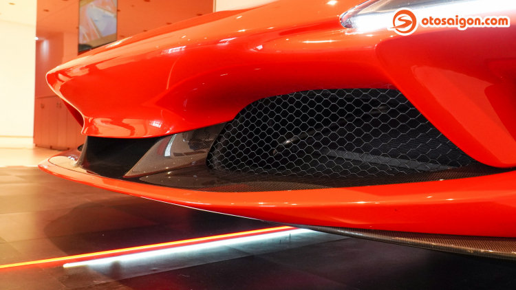 Cận cảnh Ferrari F8 Tributo tại Việt Nam: siêu xe mơ ước của người đam mê tốc độ Cận cảnh Ferrari F8 Tributo tại Việt Nam: siêu xe mơ ước của người đam mê tốc độ
