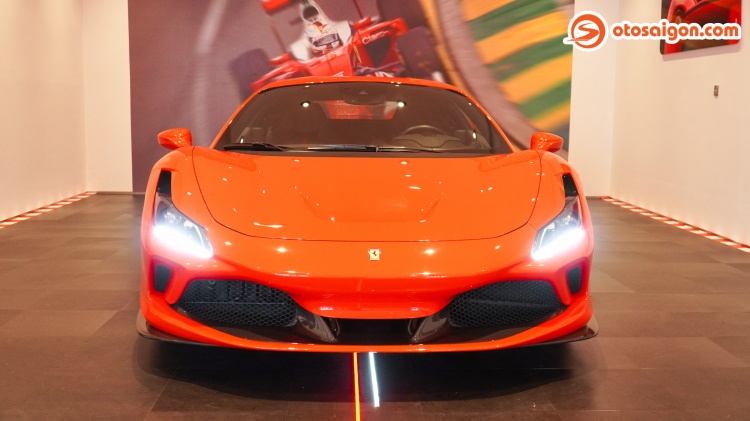 Cận cảnh Ferrari F8 Tributo tại Việt Nam: siêu xe mơ ước của người đam mê tốc độ Cận cảnh Ferrari F8 Tributo tại Việt Nam: siêu xe mơ ước của người đam mê tốc độ