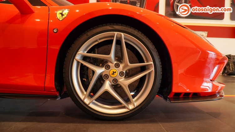 Cận cảnh Ferrari F8 Tributo tại Việt Nam: siêu xe mơ ước của người đam mê tốc độ Cận cảnh Ferrari F8 Tributo tại Việt Nam: siêu xe mơ ước của người đam mê tốc độ