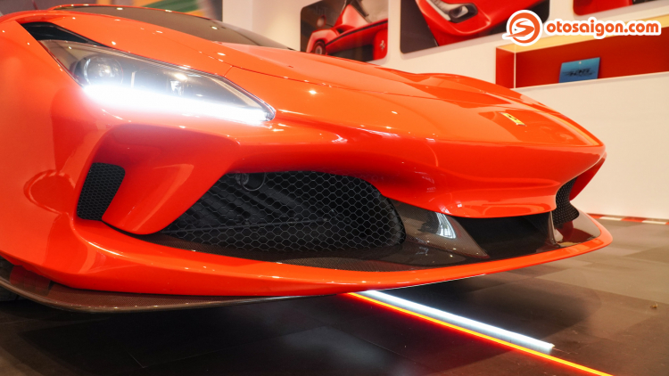 Cận cảnh Ferrari F8 Tributo tại Việt Nam: siêu xe mơ ước của người đam mê tốc độ Cận cảnh Ferrari F8 Tributo tại Việt Nam: siêu xe mơ ước của người đam mê tốc độ