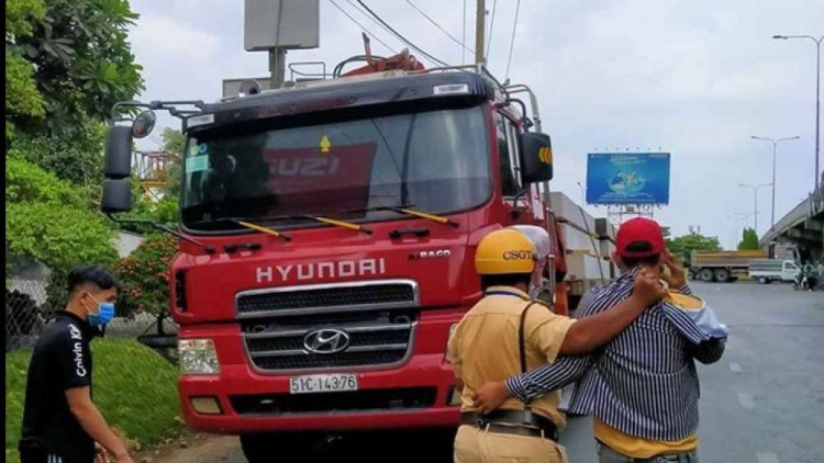 CSGT truy đuổi, bắt tài xế xe đầu kéo cán chết cô gái trẻ rồi bỏ chạy CSGT truy đuổi, bắt tài xế xe đầu kéo cán chết cô gái trẻ rồi bỏ chạy
