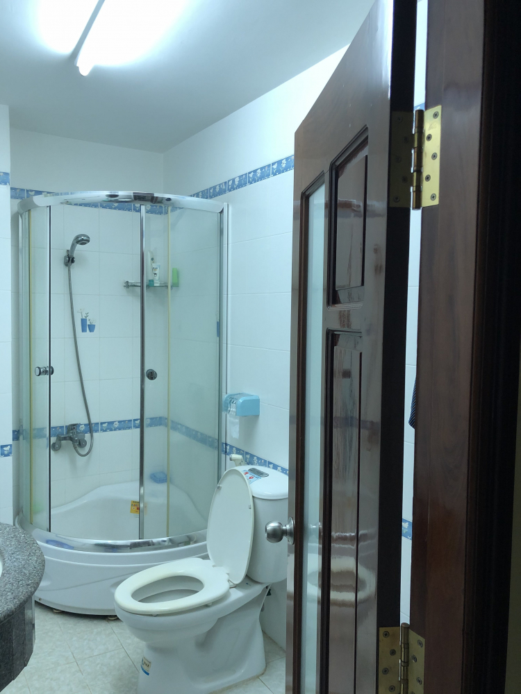 Cửa phòng WC, các bác có dùng cửa gỗ? hay nhôm? các bác chia sẻ thực tế nhé !