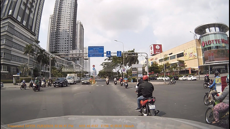 Đường phố Sài Gòn cuối tuần vắng như Tết vì dịch COVID-19