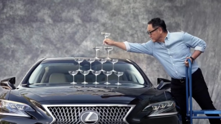 toyota-president-akio-toyoda-recreates-famous-lexus-ls-400-spot-from-1989_100739453.jpg