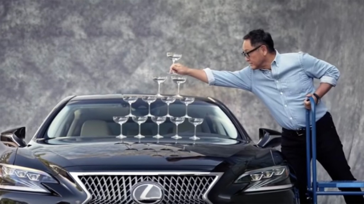 Lexus LS tái hiện màn quảng cáo tháp ly champagne 31 năm trước