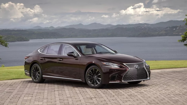 Lexus LS tái hiện màn quảng cáo tháp ly champagne 31 năm trước