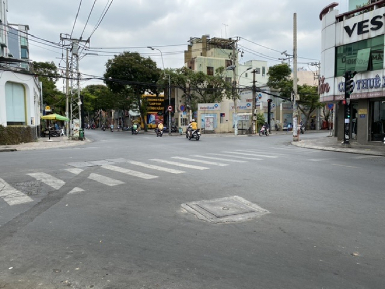 Đường phố Sài Gòn cuối tuần vắng như Tết vì dịch COVID-19