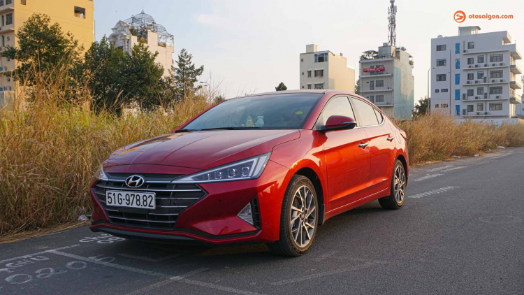 Người dùng nữ thích tốc độ và muốn trải nghiệm đánh giá Hyundai Elantra 2019