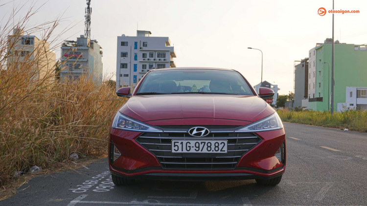 Người dùng nữ thích tốc độ và muốn trải nghiệm đánh giá Hyundai Elantra 2019