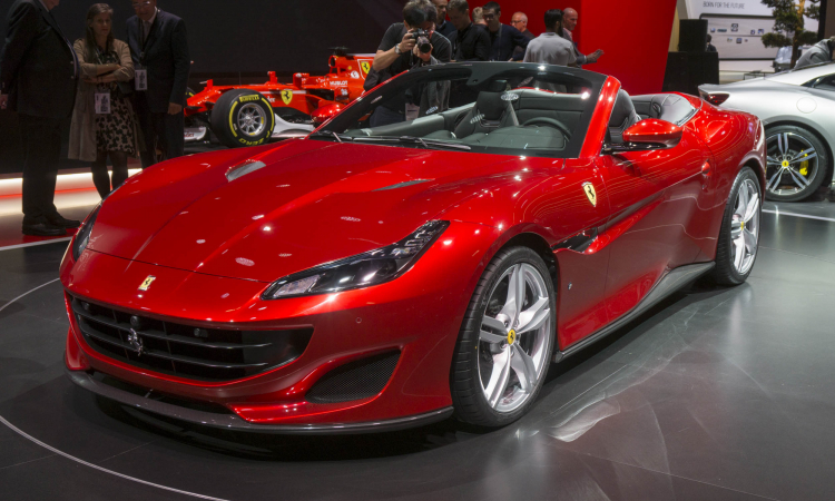 Siêu xe mui trần Ferrari Portofino màu xanh cá nhân hóa cực đẹp