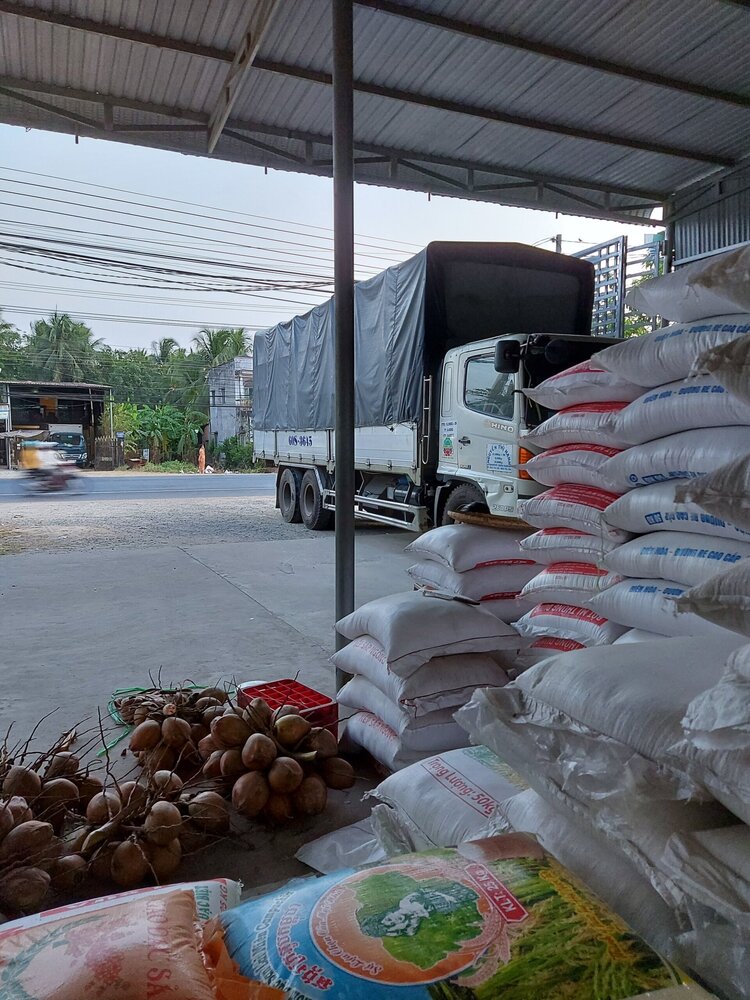 Ngăn sông chặn đường thiệt hả mí anh ? Ách tắc tỉnh lộ. Ngăn sông chặn đường thiệt hả mí anh ? Ách tắc tỉnh lộ.