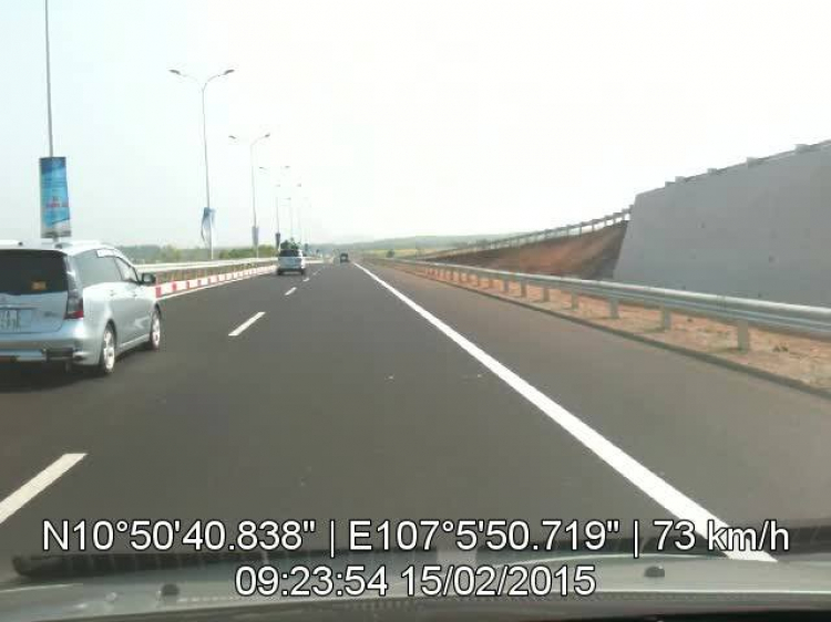 Xe lưu thông với tốc độ chậm hơn phải đi làn trong bên phải? Xe lưu thông với tốc độ chậm hơn phải đi làn trong bên phải?