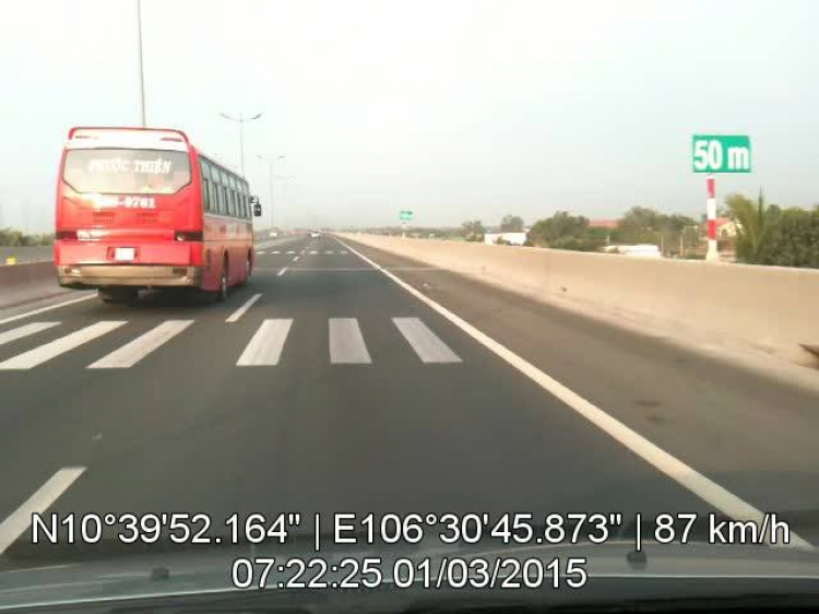 Cao tốc - "Các loại phương tiện tham gia giao thông đường bộ có tốc độ thấp hơn phải đi về bên phải" Cao tốc - "Các loại phương tiện tham gia giao thông đường bộ có tốc độ thấp hơn phải đi về bên phải"