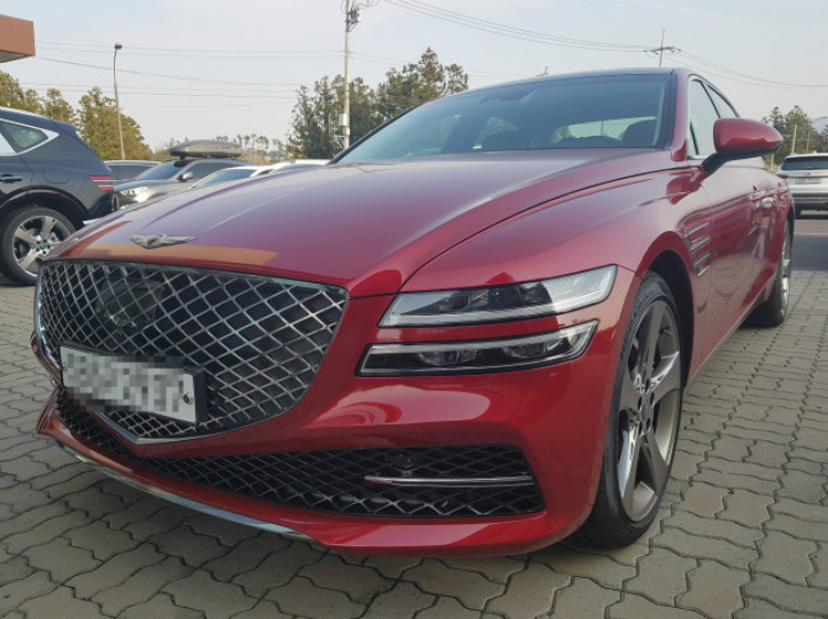 Ảnh thực tế Genesis G80 cạnh SUV GV80