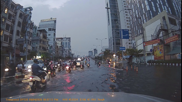 Ô tô rẽ từ cầu Calmette xuống hầm TT 17-19h Ô tô rẽ từ cầu Calmette xuống hầm TT 17-19h