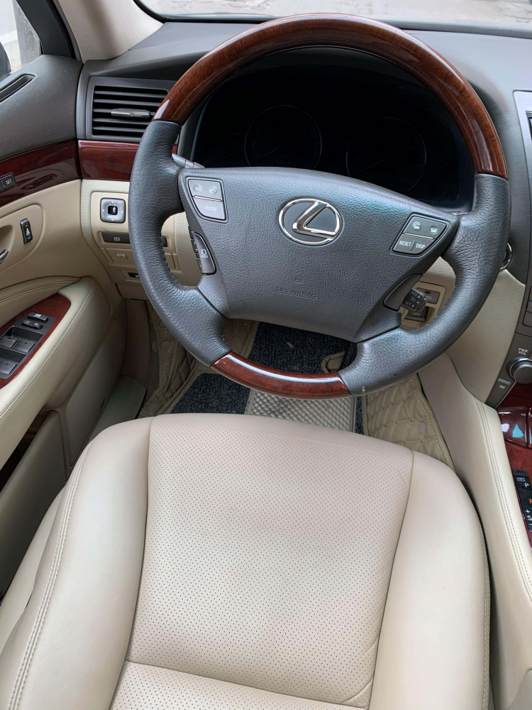 Lexus LS460 sản xuất 2008 Màu đen nội thất kem