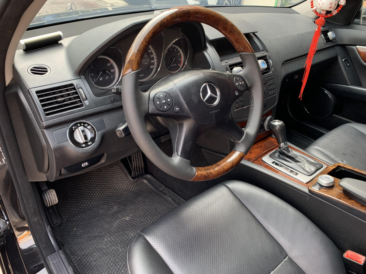 Mercedes C250 CGI màu đen sản xuất và đăng kí 2010.