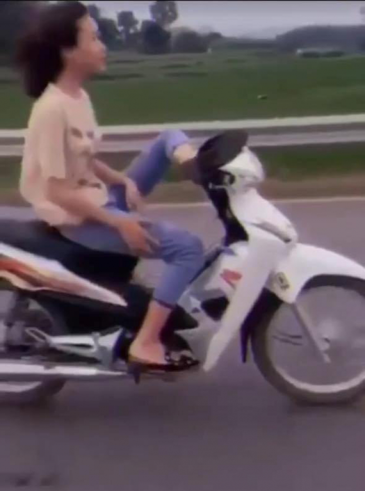 Xử phạt thiếu nữ lái xe máy bằng chân