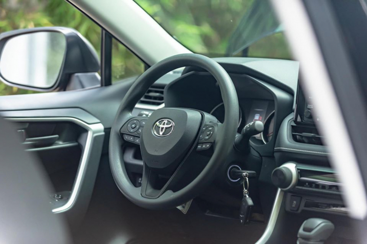 Cận cảnh những trang bị trên Toyota RAV4 bản tiêu chuẩn nhập Mỹ giá 2,3 tỉ đồng