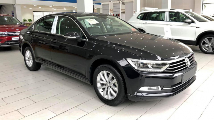 Volkswagen Passat giảm giá gần 200 triệu, rẻ hơn Camry 2.5Q và Accord