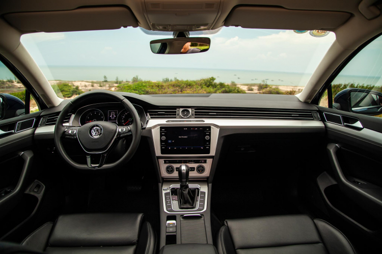 Volkswagen Passat giảm giá gần 200 triệu, rẻ hơn Camry 2.5Q và Accord