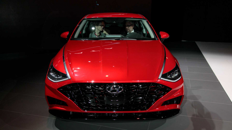 Vừa ra mắt, Hyundai Sonata đã phải triệu hồi vì quá hiện đại Vừa ra mắt, Hyundai Sonata đã phải triệu hồi vì quá hiện đại