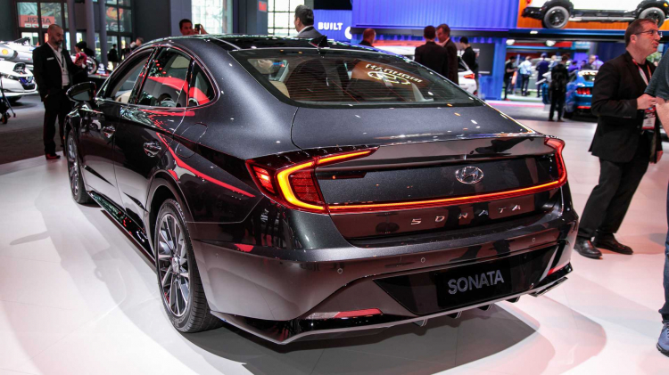 Vừa ra mắt, Hyundai Sonata đã phải triệu hồi vì quá hiện đại