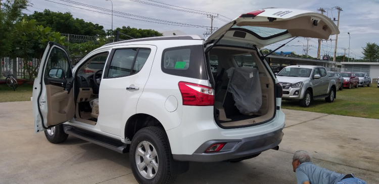 Isuzu Mux số sàn 2019 giá 738 triệu