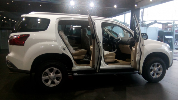 Isuzu Mux số sàn 2019 giá 738 triệu