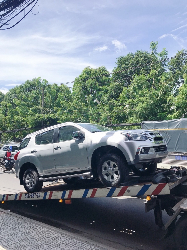 Isuzu Mux số sàn 2019 giá 738 triệu