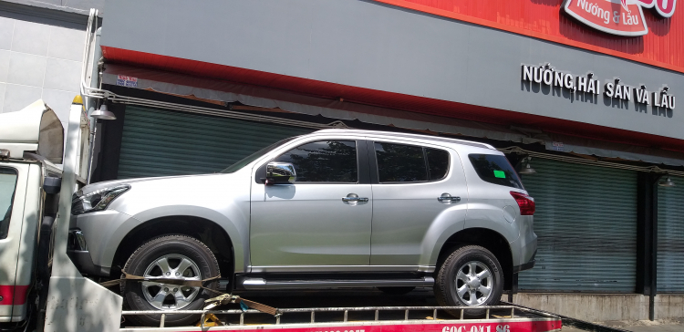 Isuzu Mux số sàn 2019 giá 738 triệu