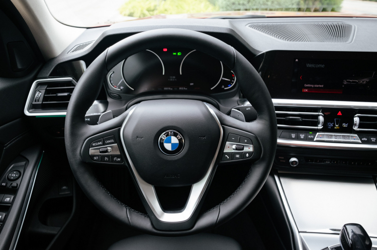 THACO BMW ra mắt 3 phiên bản 320i và 330i mới, giá từ 1,89 tỷ đồng THACO BMW ra mắt 3 phiên bản 320i và 330i mới, giá từ 1,89 tỷ đồng