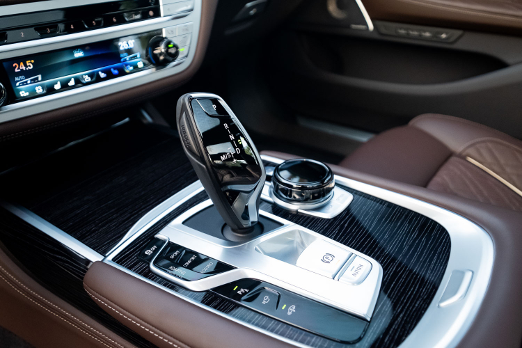BMW 7-Series 2020 có giá bán từ 4,3 tỷ đồng, quyết so kè Mercedes S-Class