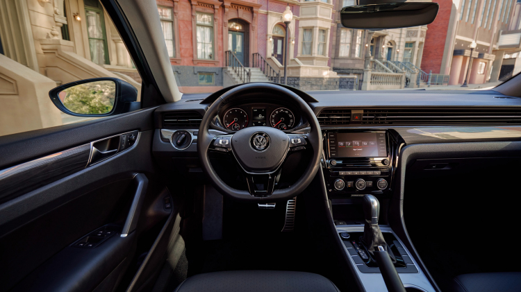 Volkswagen Passat giảm giá gần 200 triệu, rẻ hơn Camry 2.5Q và Accord