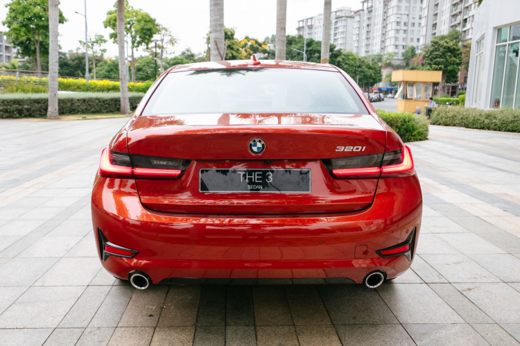 Chênh 170 triệu đồng, chọn BMW 320i Sport Line hay Mercedes C200 Exclusive?