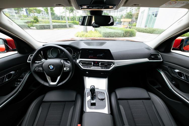 Chênh 170 triệu đồng, chọn BMW 320i Sport Line hay Mercedes C200 Exclusive?