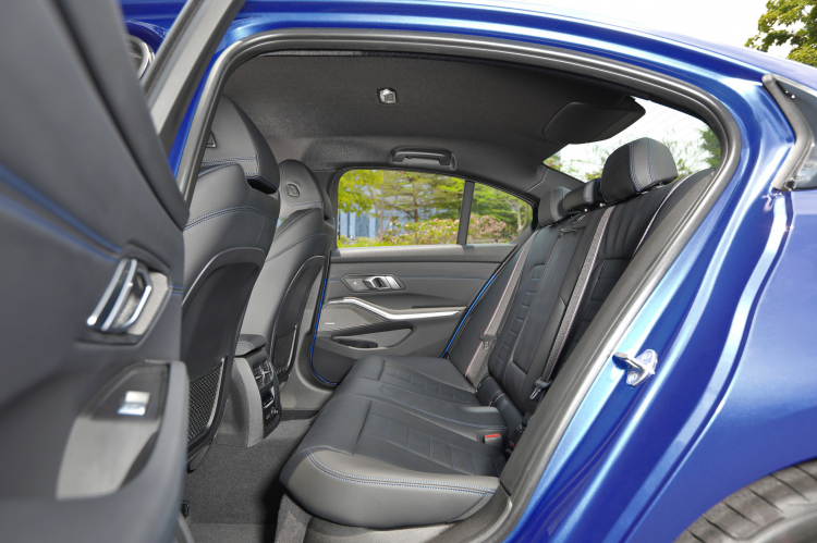 Chênh 170 triệu đồng, chọn BMW 320i Sport Line hay Mercedes C200 Exclusive? Chênh 170 triệu đồng, chọn BMW 320i Sport Line hay Mercedes C200 Exclusive?