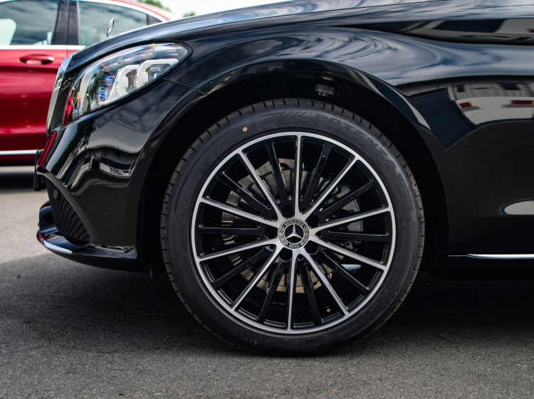 Chênh 170 triệu đồng, chọn BMW 320i Sport Line hay Mercedes C200 Exclusive? Chênh 170 triệu đồng, chọn BMW 320i Sport Line hay Mercedes C200 Exclusive?